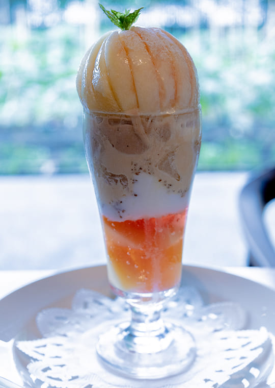 桃をまるごと1個以上使ったパフェが今年も登場 京都八百一本館